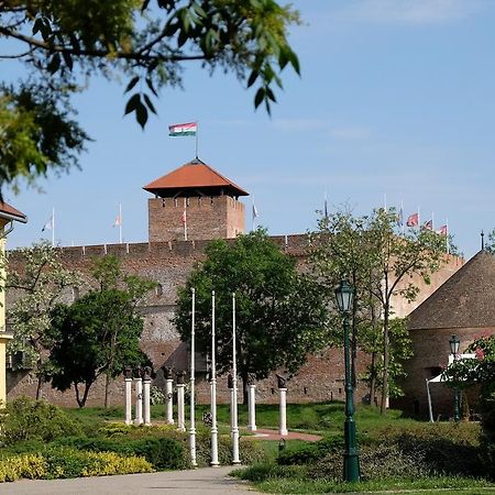 Var-Torony Apartman Gyula Buitenkant foto