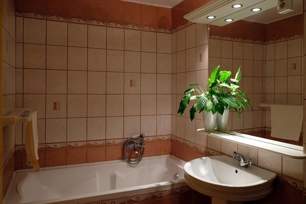 Var-Torony Apartman Gyula Buitenkant foto