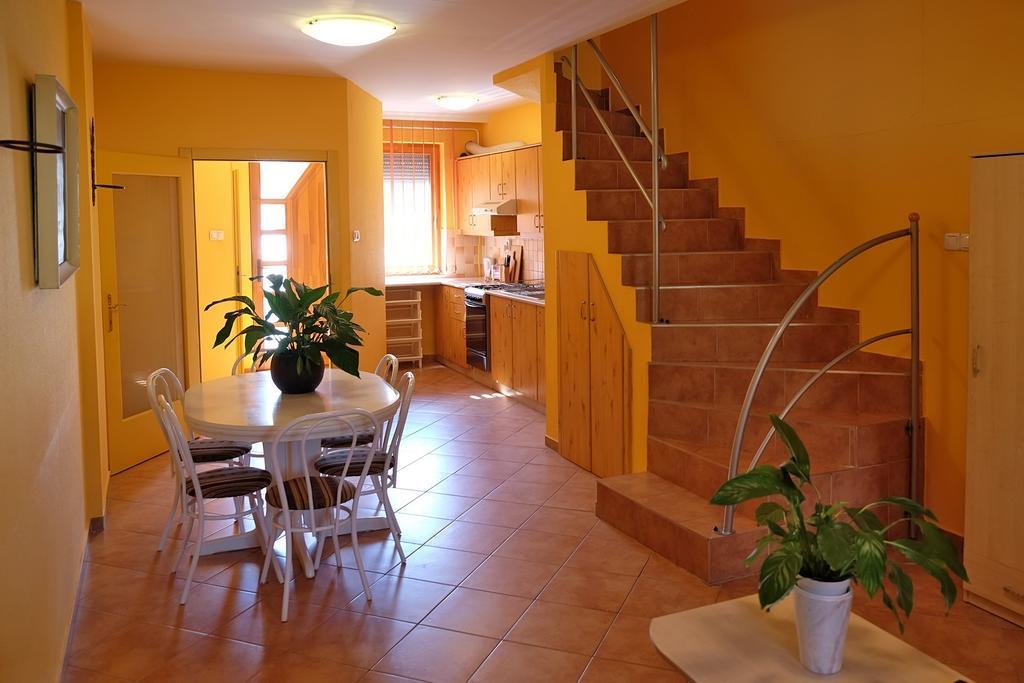 Var-Torony Apartman Gyula Buitenkant foto